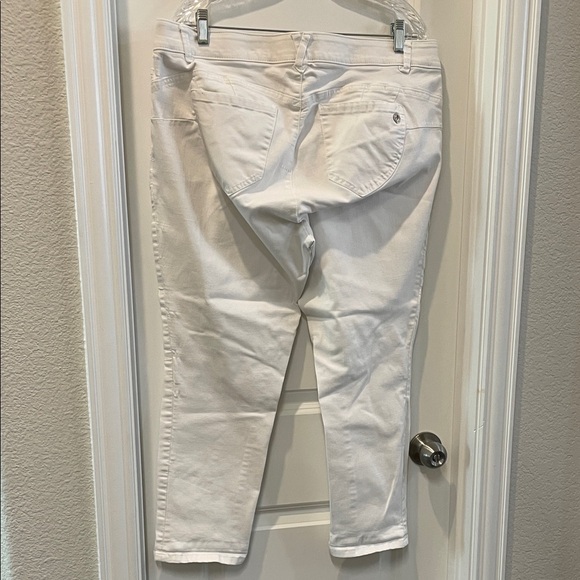 Democracy Women's Cropped White Jeans - Picture 3 of 9